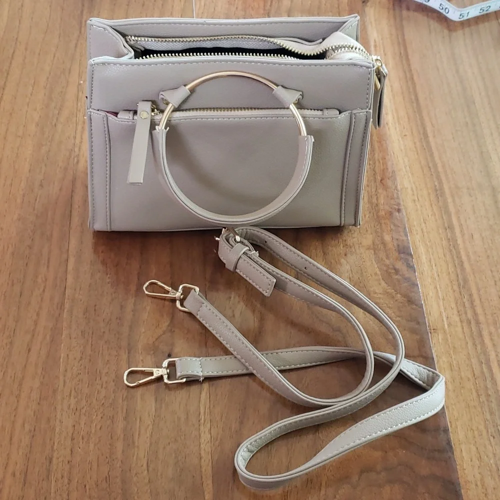 NWOT Crossbody purse with attachable strap - Picture 5 of 9